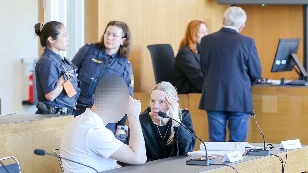 Der Mann soll die Taten in seinem Hafturlaub begangen haben. (Archivbild) Foto: Daniel Löb/dpa