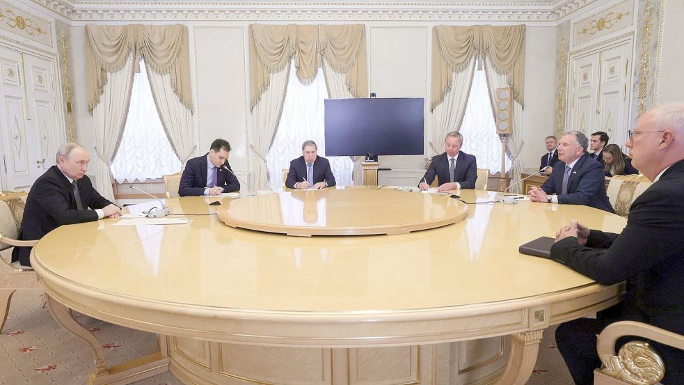 In St. Petersburg gab es etwa dreistündige Gespräche über mögliche Auswege aus dem russischen Angriffskrieg gegen die Ukraine.  Foto: Gavriil Grigorov/Pool Sputnik Kremlin/AP/dpa