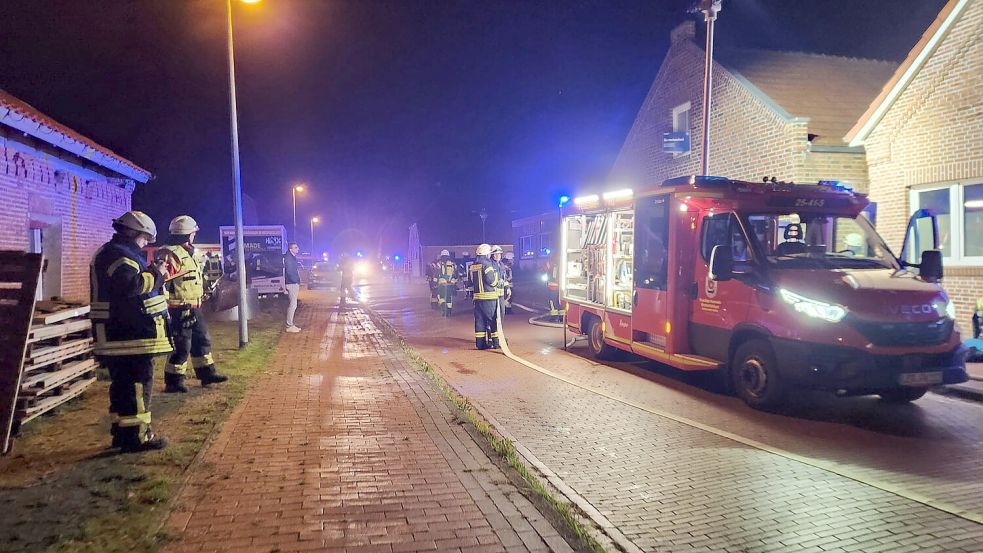 Die ersten Einsatzkräfte der Feuerwehren waren schnell vor Ort. Kurz nach dem Eintreffen war klar – es handelte sich um eine Übung. Foto: Feuerwehr Esklum