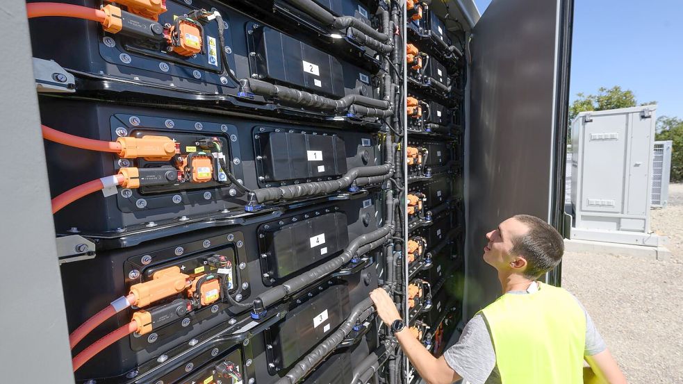In Deutschland sind in diesem Jahr schon Hunderttausende Batteriespeicher in Betrieb gegangen. (Archivbild) Foto: Hendrik Schmidt/dpa