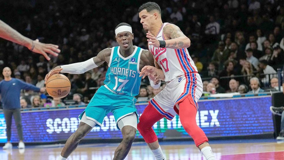 Dennis Schröder (l.) feierte ein erfolgreiches Debüt für sein neues Team. Foto: Seth Wenig/AP/dpa