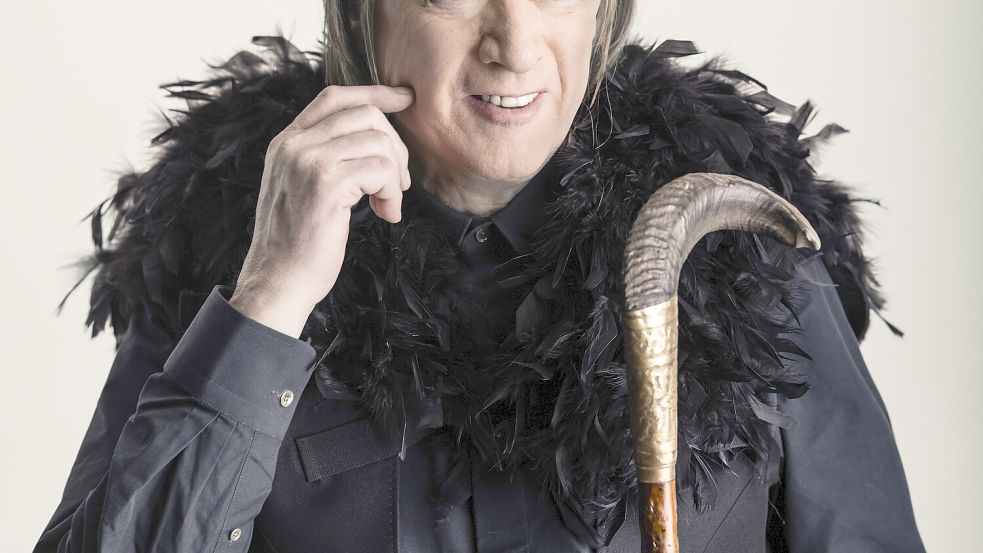 Blixa Bargeld, Sänger und Kopf der Einstürzenden Neubauten, denkt auch nach fast fünf Jahrzehnten im Geschäft nicht daran, sich musikalisch festlegen zu lassen. Foto: Thomas Rabsch
