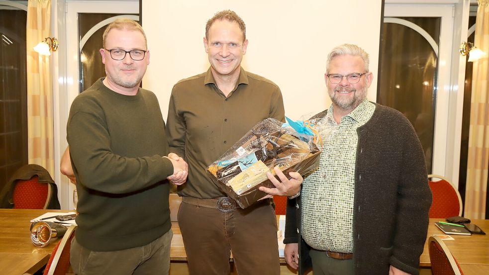 Glückwünsche zur Wahl zum neuen Hegeringleiter nahm Meinhard Lamping (links) von seinem Vorgänger Rainer Dullweber (Mitte) entgegen. Rechts steht Stellvertreter Steffen Haak. Foto: Hans Passmann