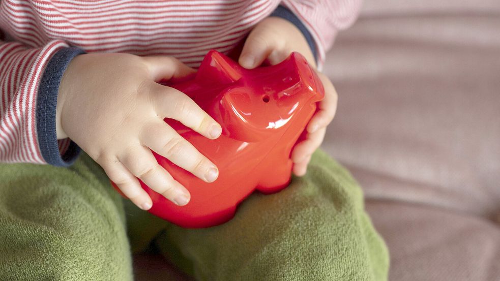 Zum Vermögensaufbau taugt das Sparschwein kaum. Es gibt aber gute Möglichkeiten, wie man das Geld für die Enkelkinder vermehren kann. Foto: imago/Ute Grabowsky/photothek.net