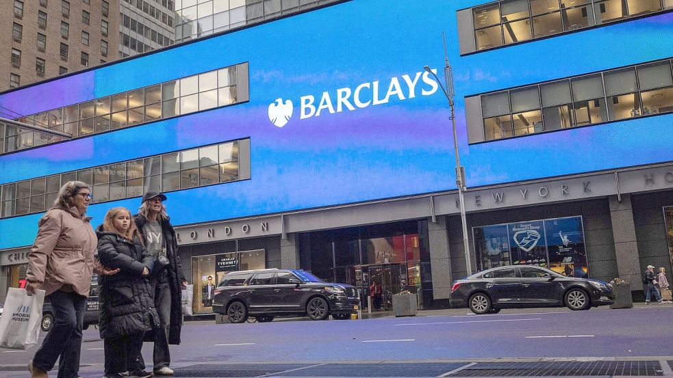 Die britische Großbank Barclays baut nach Investitionen in KI-Technologie 5000 Stellen ab.  Foto: Yuki Iwamura/AP/dpa