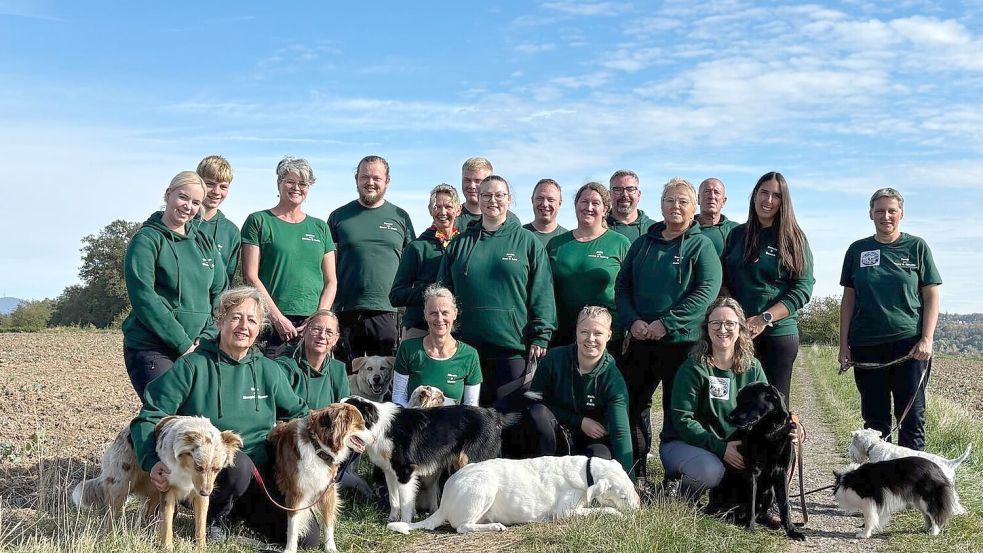 Die Starter der IRJGV-Ortsgruppe Ostrhauderfehn präsentierten sich bei der Deutschen Agility-Meisterschaft 2026 in Wetzlar als geschlossenes Team der Region Nord. Foto: Manuela Willms