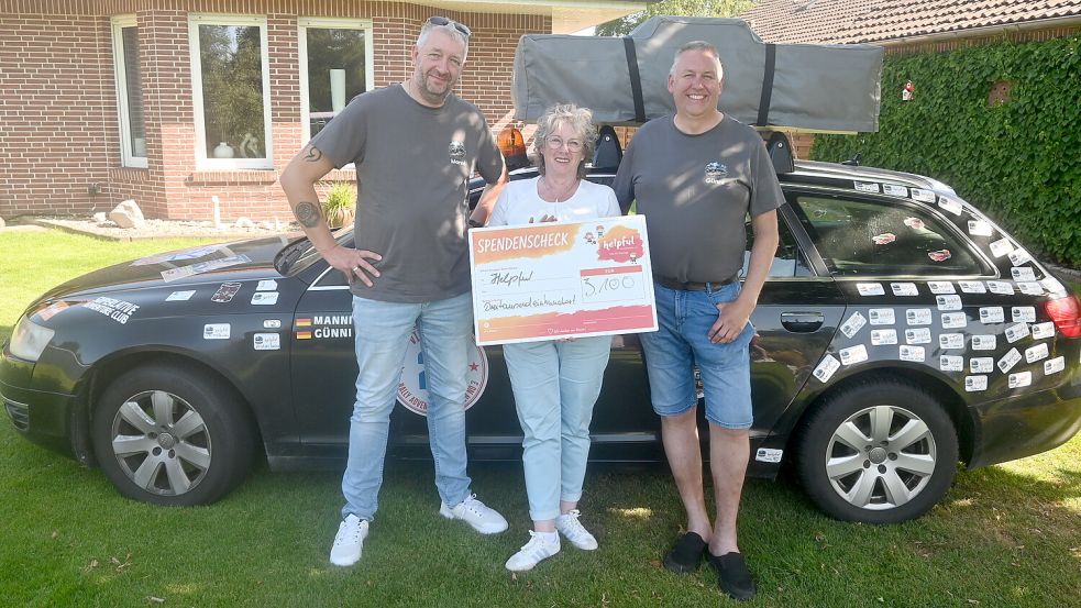 Manfred Brunen und Günther Fischer nahmen mit einem Audi A6 an einer Skandinavien-Rallye teil. Dabei kamen 3100 Euro für den Verein „Ambulanter Kinderhospizdienst Helpful“ zusammen. Das Foto zeigt (von links) Manfred Brunen, Wilma Hahn vom Verein „Ambulanter Kinderhospizdienst Helpful“ und Günther Fischer. Fotos: Holger Weers