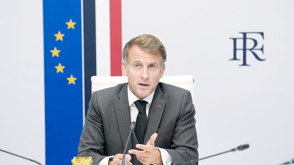 Präsident Emmanuel Macron möchte wieder Ruhe in Frankreich einkehren lassen. Foto: Teresa Suarez/Pool AP/AP/dpa