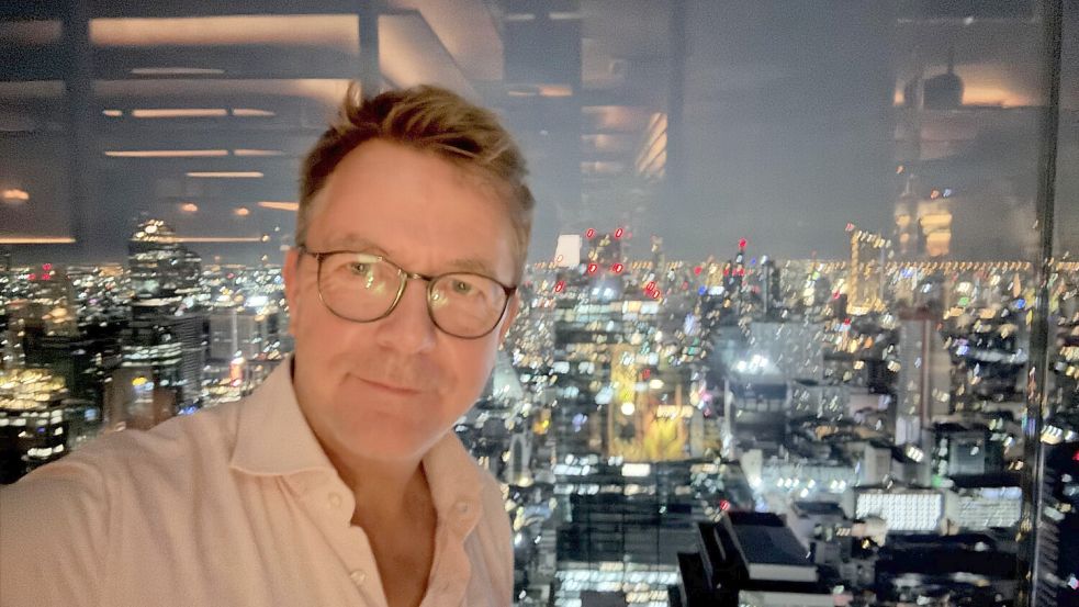 Fast jeder vergisst mal irgendwo sein Smarthone. Aber in einer 18-Millionen-Einwohner-Stadt und auf Reise mit Vizekanzler Lars Klingbeil musste das ein böses Ende nehmen, oder? Foto: Tobias Schmidt