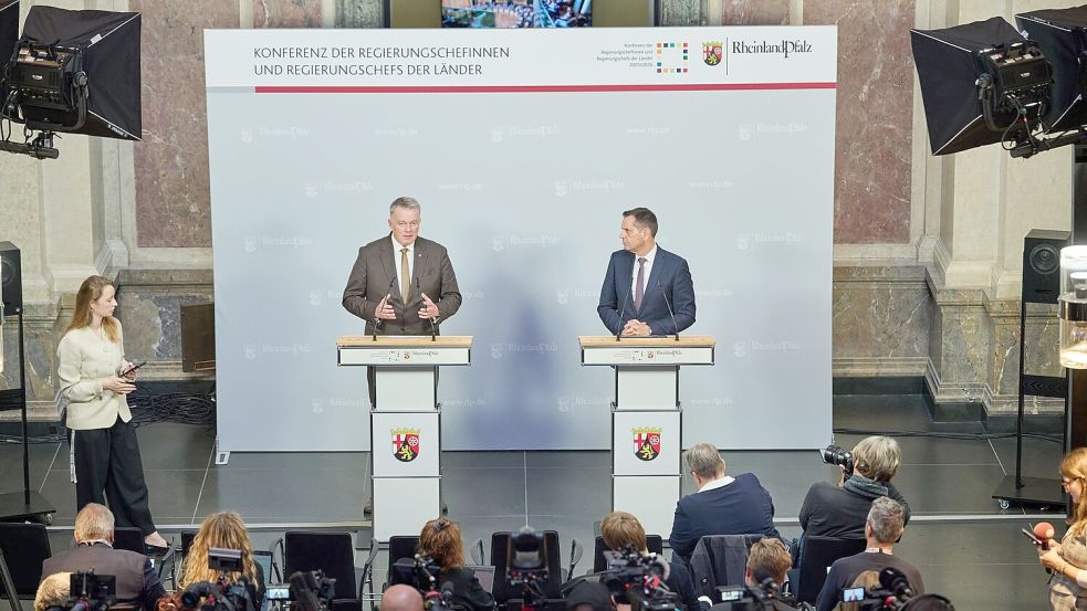 Der MPK-Vorsitzende Schnieder (links) und der Co-Vorsitzende Lies stellten gemeinsam die  Beschlüsse des Gremiums nach dem Treffen in Berlin vor.  Foto: Sebastian Gollnow/dpa