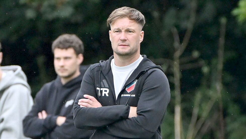 Tobias Stöhr, Trainer von TuRa Marienhafe, fühlt sich durch ein vermeintliches Phantomtor stark benachteiligt. Foto: Doden/Blomberg