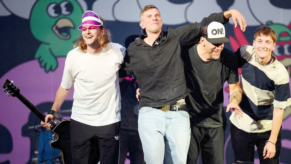 Sie müssen ihr Auricher Konzert krankheitsbedingt kurzfristig absagen: Sänger und Gitarrist Peter Brugger (von links), Bassist Rüdiger Linhof, Schlagzeuger Florian Weber und Gitarrist Mario Radetzky von der Band „Sportfreunde Stiller“. Foto: Gregor Fischer/DPA