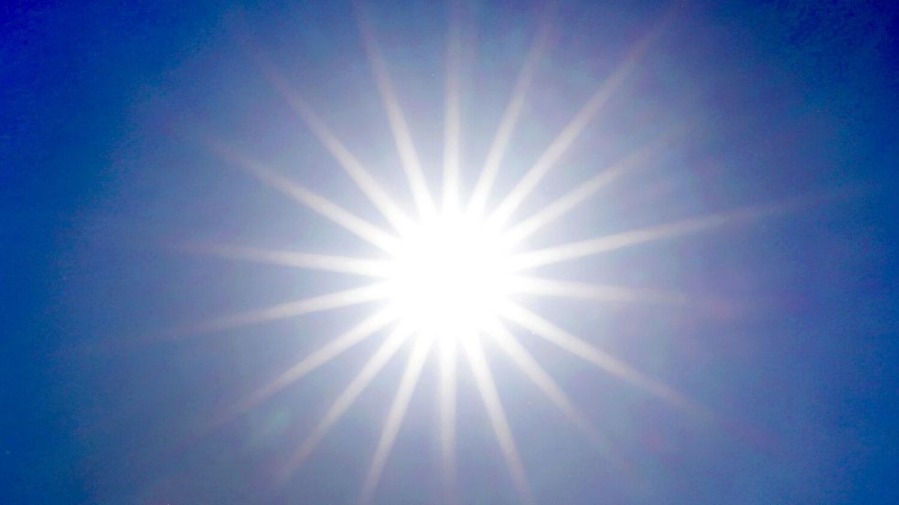 Die Sonne strahlt von einem wolkenlosen Himmel. (Archivbild) Foto: Martin Gerten/dpa