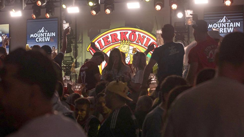 Für manche ist das Closing mehr als eine große Party – sie kommen jedes Jahr wieder. Foto: Clara Margais/dpa