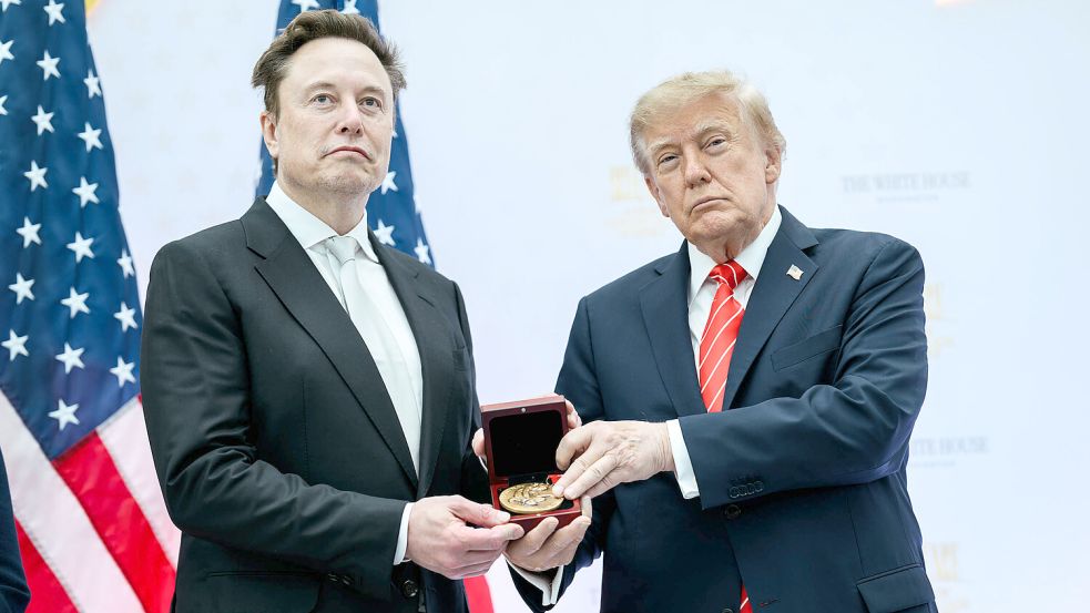 Treiben Europa vor sich her: Elon Musk und Donald Trump. Erst kürzlich hat der US-Präsident dem Unternehmer die Nationale Medaille der Wissenschaft verliehen. Foto: IMAGO/Daniel Torok / B66 / Avalon