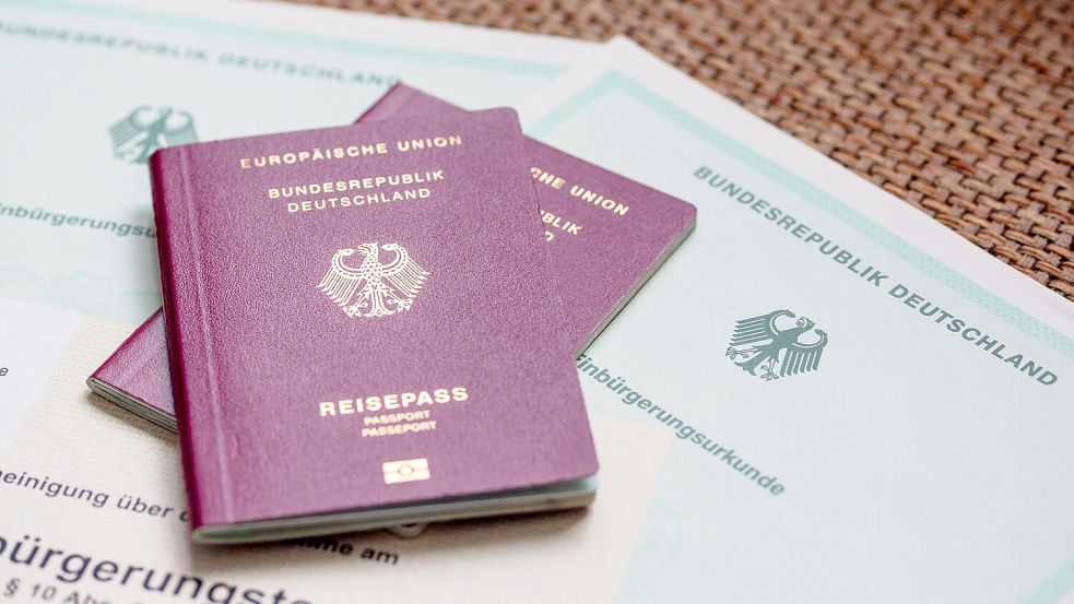 Staatsanwaltschaft und Polizei Aschaffenburg ermitteln im Zusammenhang mit mutmaßlich gefälschten Sprachzertifikaten. (Symbolbild) Foto: Fernando Gutierrez-Juarez/dpa