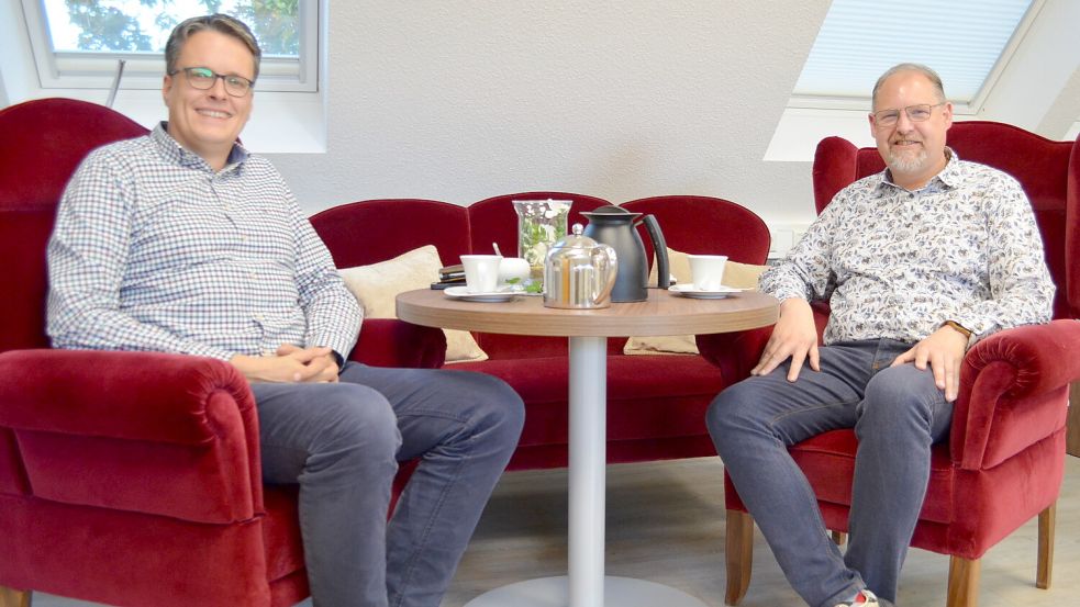 Auf einem der beiden roten Samtsessel im Büro des Saterländer Bürgermeisters Thomas Otto (rechts) nahm am Donnerstag, 22. Oktober 2026, sein Amtsnachfolger Markus Janssen Platz (links). Der 45-Jährige ließ sich vom scheidenden Verwaltungschef erläutern, was es als Rathaus-Chef alles zu beachten und zu bedenken gibt. Foto: Astrid Fertig