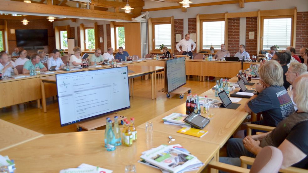 Der Saterländer Rat bei seiner Sitzung im Juni 2026: In dieser Zusammensetzung tagt das Gremium am kommenden Montag, 26. Oktober, zum letzten Mal. Dabei werden langjährige und scheidende Ratsmitglieder geehrt. Eine Woche später kommt der neue Rat zu seiner konstituierenden Sitzung im Ratssaal in Ramsloh zusammen. Foto: Astrid Fertig