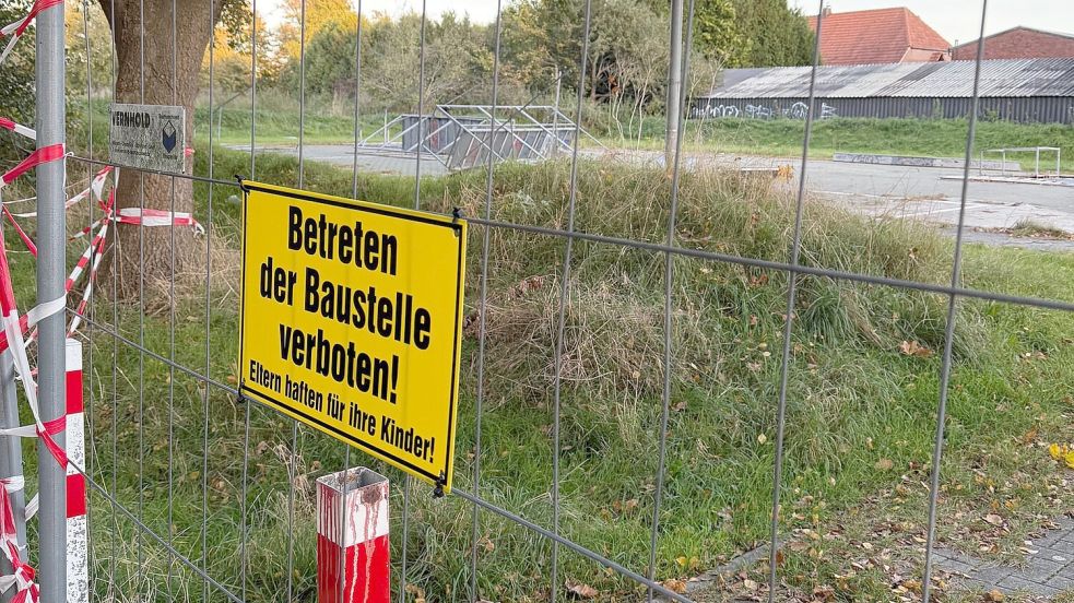 Mit Bauzäunen und Flatterband ist die Skateranlage in Ihrhove aktuell abgesperrt. Die Gemeinde lässt die Anlage sanieren. Foto: David Ammermann