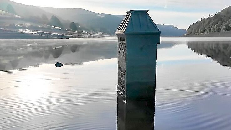 Der Kirchturm des Dörfchens Derwent ist wieder zu sehen - dabei ruhte er mehr als acht Jahrzehnte unter der Oberfläche des Sees. Foto: Our History Underfoot