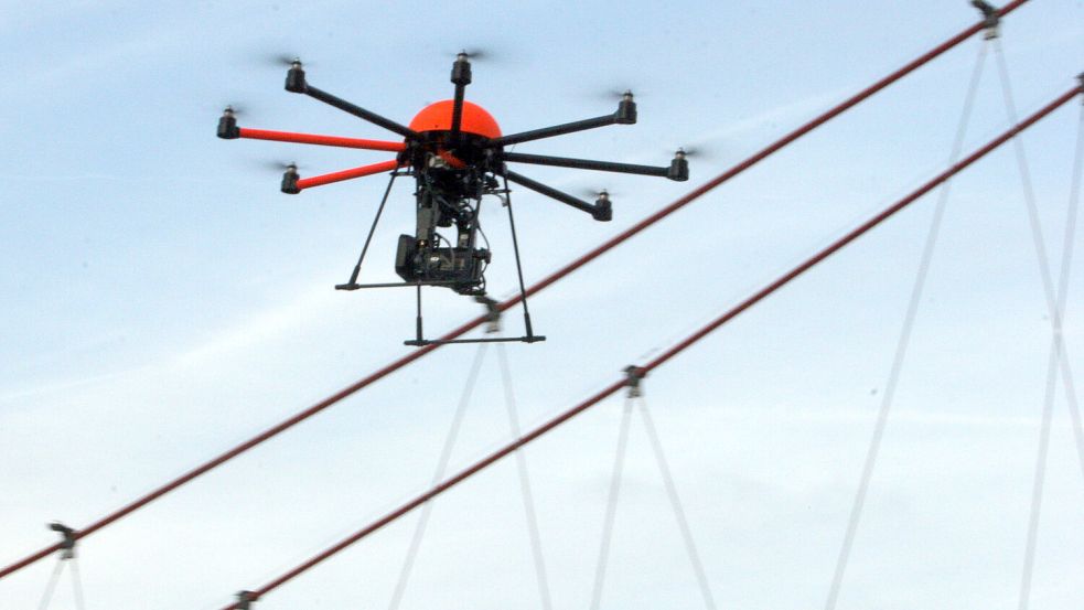 Regelmäßig kommt es über niedersächsischen Gefängnissen zu Drohnensichtungen. Foto: dpa/Felix Frieler
