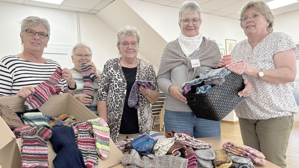 Haben für den geplanten Weltrekord Sockenpaare gestrickt (von links): Christa Garen, Margret Freesenborg, Anita Heynen, Henriette Tjaden und Carmen Plaggenborg. Foto: Marion Janßen