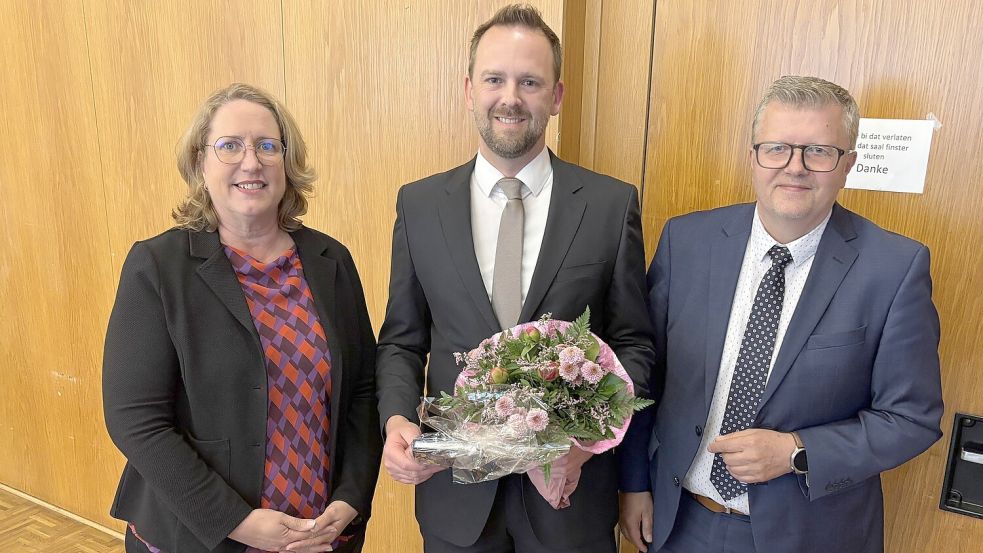Die Westoverledinger Noch-Ratsvorsitzende Anja Vosse-Hafer hatte bei der Kommunalwahl nicht wieder kandidiert. Der neue Rat, der sich am 11. November 2026 konstituiert, muss einen neuen Ratsvorsitzenden wählen. Auch Noch-Bürgermeister Theo Douwes (rechts) hatte nicht wieder kandidiert. Douwes ist noch bis zum 31. Oktober 2026 offiziell im Amt. Neu in der Westoverledingen Gemeindeverwaltung tätig ist der Erste Gemeinderat Malte van Mark (Mitte). Er hat seinen Dienst am 1. Oktober angetreten. Foto: Carsten Ammermann