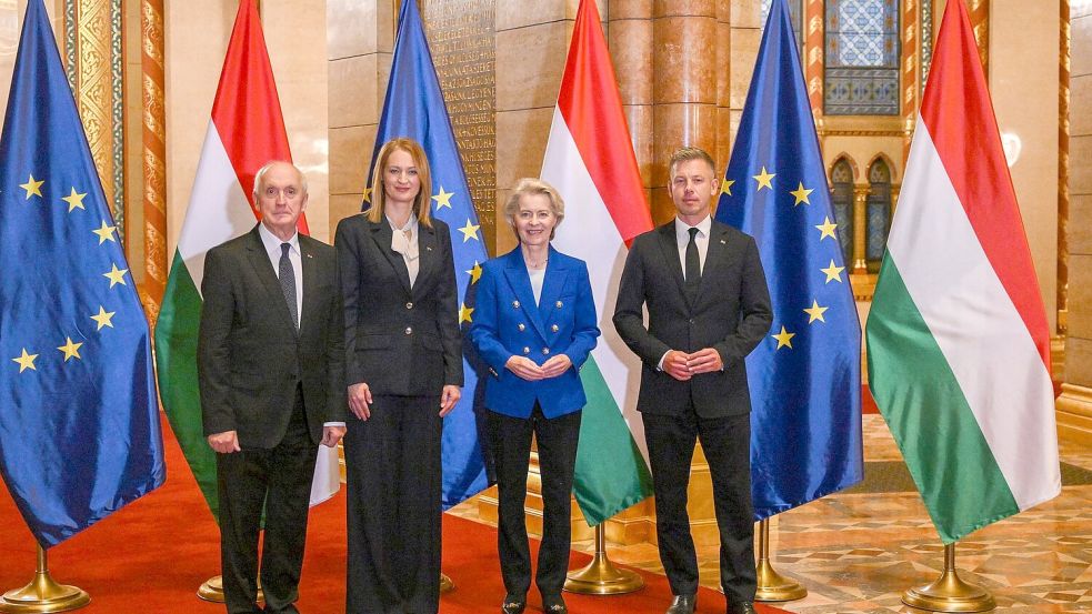 Ungarns Ministerpräsident Peter Magyar feierte den 70. Gedenktag der Revolte von 1956 mit Gästen die EU-Kommissionspräsidentin Ursula von der Leyen. Foto: Tamas Purger/MTI via AP/dpa