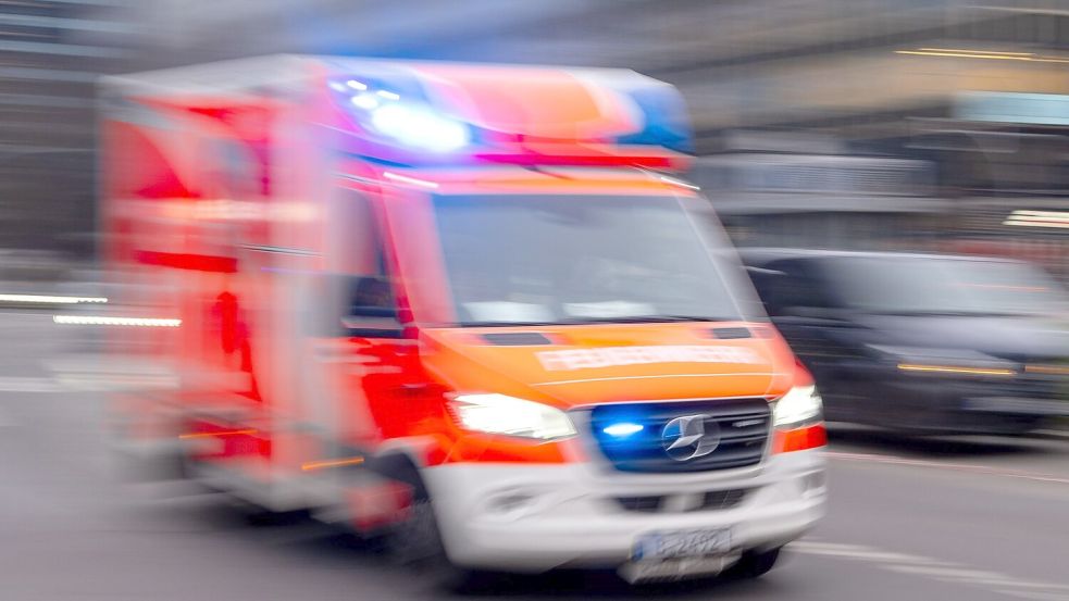Rettungskräfte eilten vor Ort, die Einsatzstelle wurde abgesichert. (Symbolbild) Foto: Monika Skolimowska/dpa