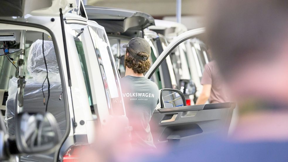 VW will bei den anstehenden Tarifverhandlungen auch über Transfergesellschaften verhandeln. (Symbolbild) Foto: Julian Stratenschulte/dpa