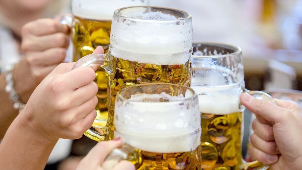 Der Verzicht auf Alkohol ist einer Studie zufolge vielfach noch erklärungsbedürftig. (Symbolbild)  Foto: Matthias Balk/dpa