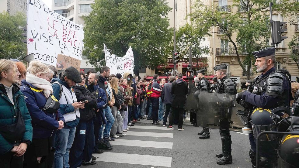 In Frankreich sind für Samstag erneute Demonstrationen angekündigt worden. Foto: Teresa Suarez/AP/dpa