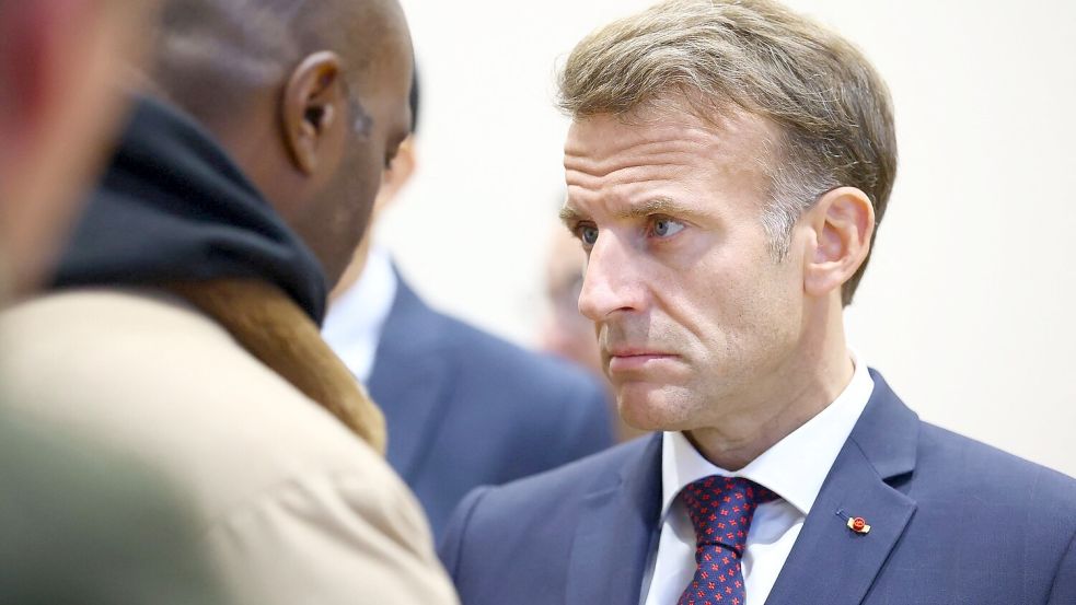 Ein rassistischer Terroranschlag erschüttert Frankreich mitten in der wegen der teils gewalttätigen Sozialproteste bereits angespannten Lage. Foto: Hannah McKay/Reuters Pool Photo/AP/dpa