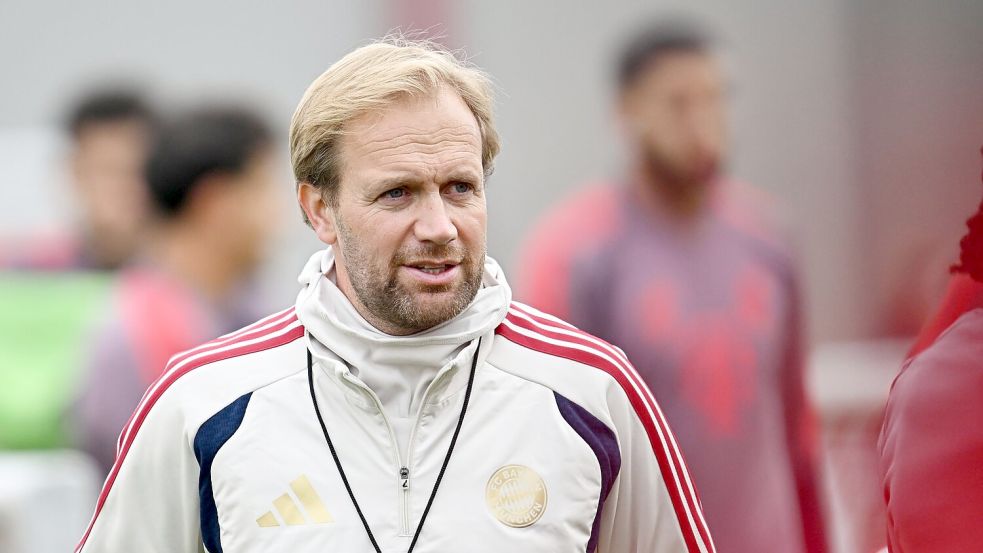 Co-Trainer Aaron Danks wird die Aufgaben von Vincent Kompany vorerst übernehmen. (Archivbild) Foto: Angelika Warmuth/dpa