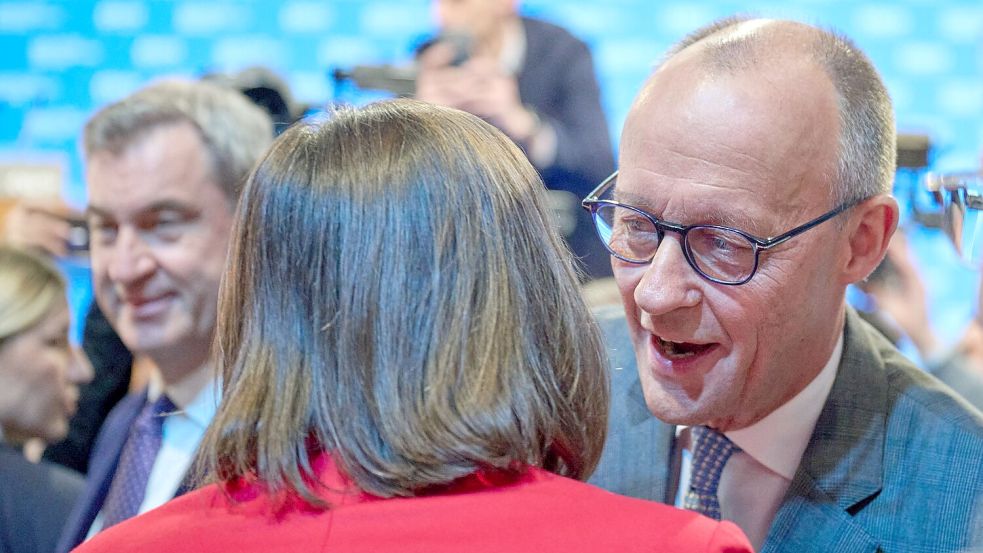 Ilse Aigner wird auf dem Parteitag gefeiert - und vom Kanzler auf beide Wangen geküsst. Foto: Peter Kneffel/dpa