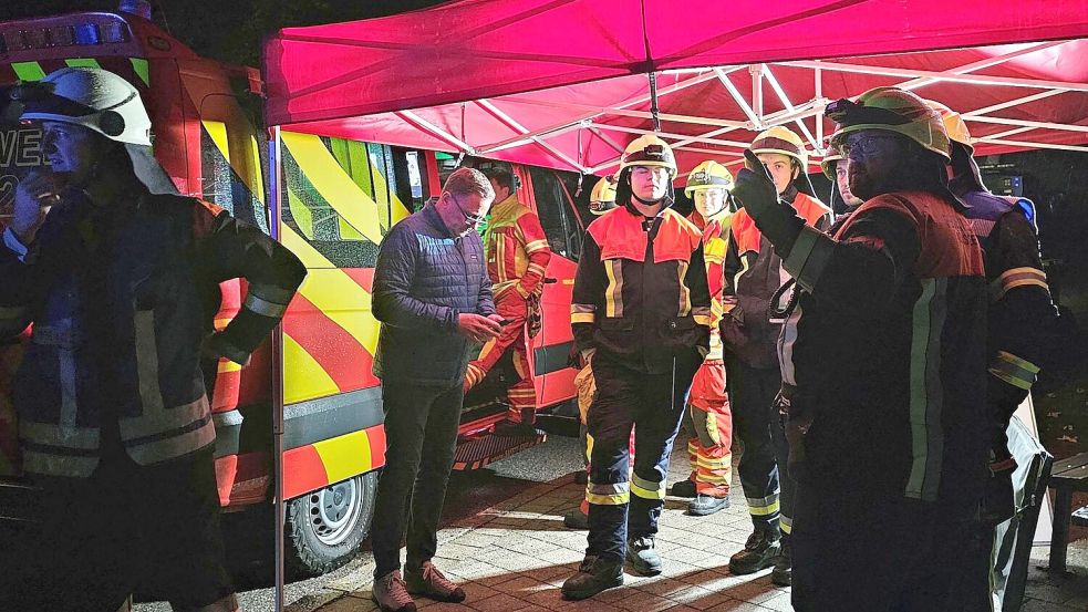 Die Feuerwehr war die ganze Nacht im Einsatz. Foto: Kilian Pfeiffer/dpa