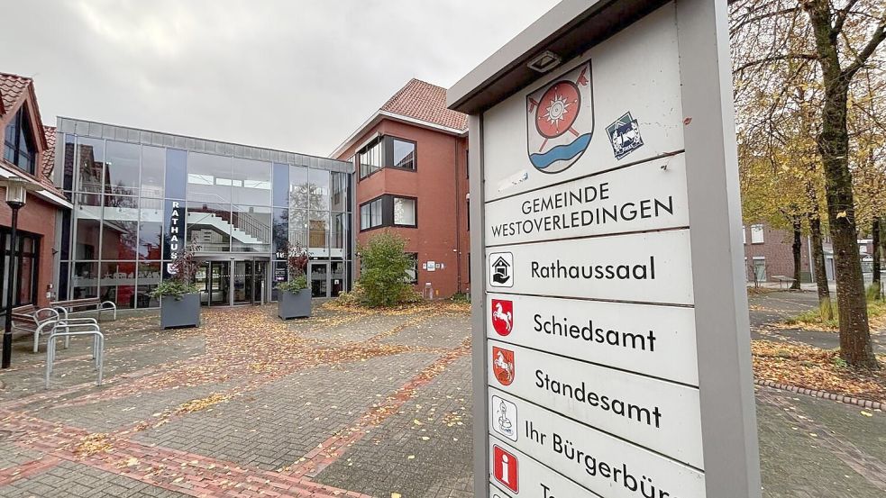 Die Westoverledinger Gemeindeverwaltung - das Foto zeigt das Rathaus in Ihrhove - sucht zwei neue Schiedspersonen. Foto: Carsten Ammermann