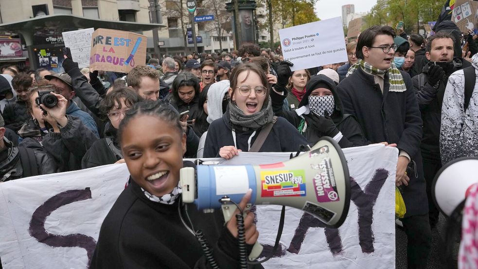 Die Proteste richten sich mittlerweile auch gegen die hohen Preise für Sprit, Lebensmittel und Mieten.  Foto: Thibault Camus/AP/dpa