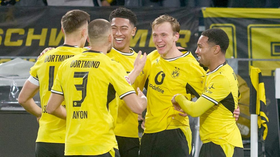 Maximilian Beier (2.v.r.) schoss das Siegtor für den BVB. Foto: Bernd Thissen/dpa