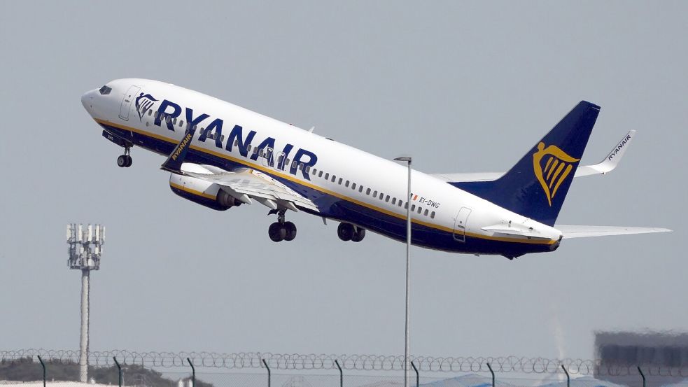 Ryanair streicht seine Basis am Hauptstadtflughafen BER erheblich zusammen. (Archivbild) Foto: Soeren Stache/dpa