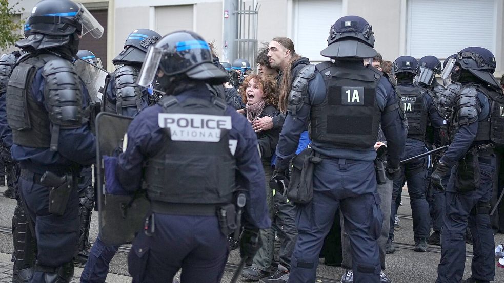 Die Polizei war mit einem Großaufgebot im Einsatz.  Foto: Laurent Cipriani/AP/dpa