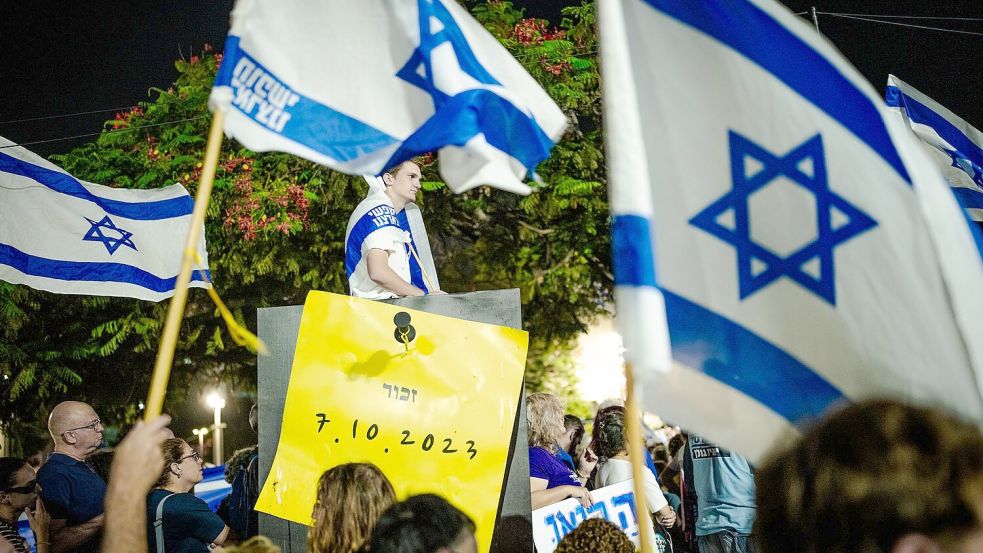 In Israel protestieren Zehntausende gegen die rechtsgerichtete Regierung.  Foto: Erik Marmor/dpa