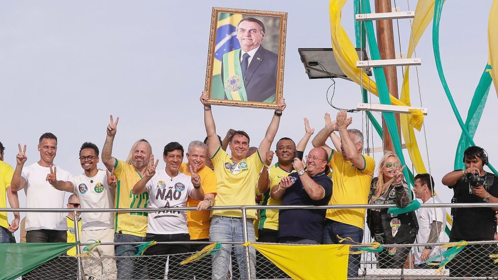Flávio Bolsonaro kündigte im Wahlkampf eine Amnestie für seinen verurteilten Vater Jair an. Foto: Bruna Prado/AP/dpa