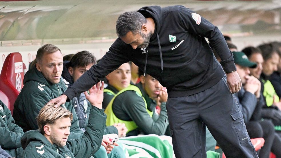 Trainer Daniel Thioune (r) ist begeistert von Niclas Füllkrug.  Foto: Florian Wiegand/dpa