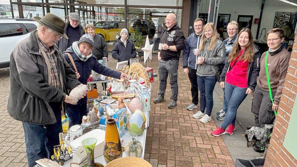 Anlässlich des Straßenfestes in Ostrhauderfehn sind auch zahlreiche Flohmarktstände aufgebaut worden. Foto: Carsten Ammermann