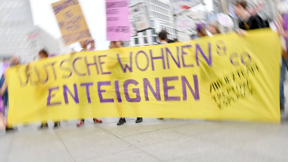 In einem Volksentscheid sprachen sich die Berliner für eine Vergesellschaftung aus. (Archivbild) Foto: Paul Zinken/dpa