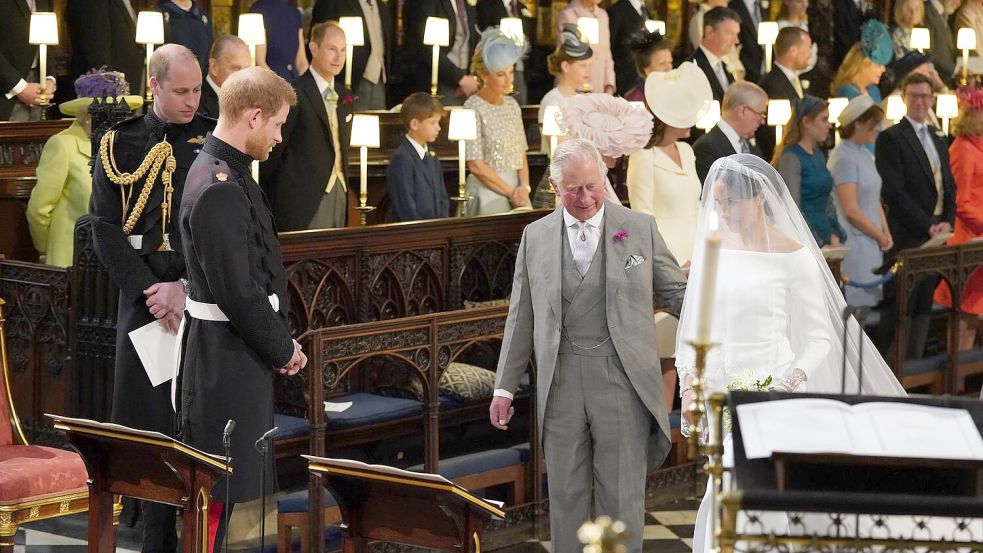 Der damalige Prinz Charles führte Meghan Markle 2018 zum Altar. (Archivbild) Foto: Jonathan Brady/PA Wire/dpa