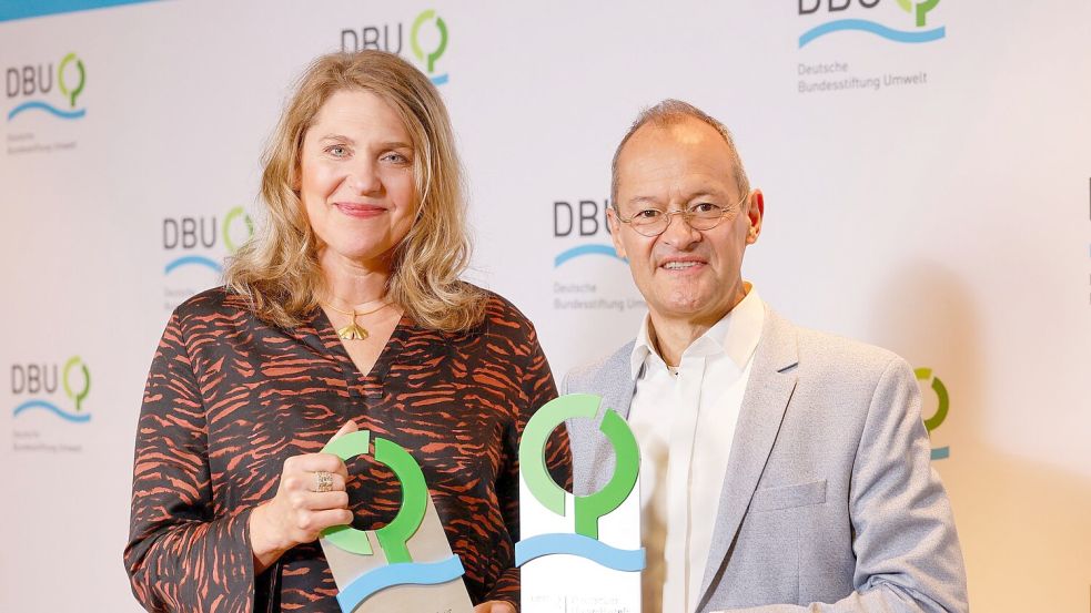 Die Klimajuristin Roda Verheyen und der Membranfilter-Ingenieur Klaus Vossenkaul haben den diesjährigen Deutschen Umweltpreis erhalten. Foto: Thomas Banneyer/dpa