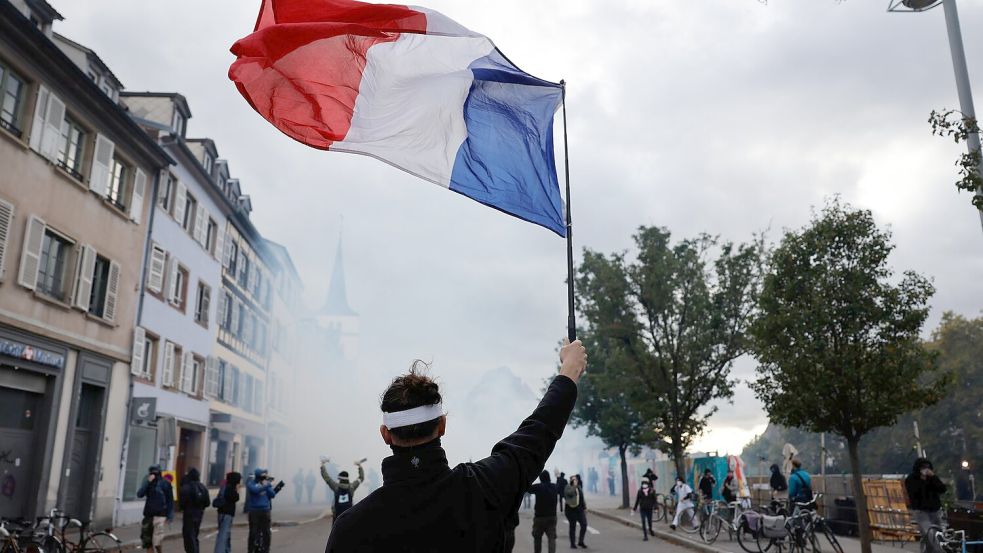 Seit Wochen gehen die Menschen in Frankreich für bessere Bildung und gegen die hohen Lebenshaltungskosten auf die Straße. Foto: Jean-Francois Badias/AP/dpa