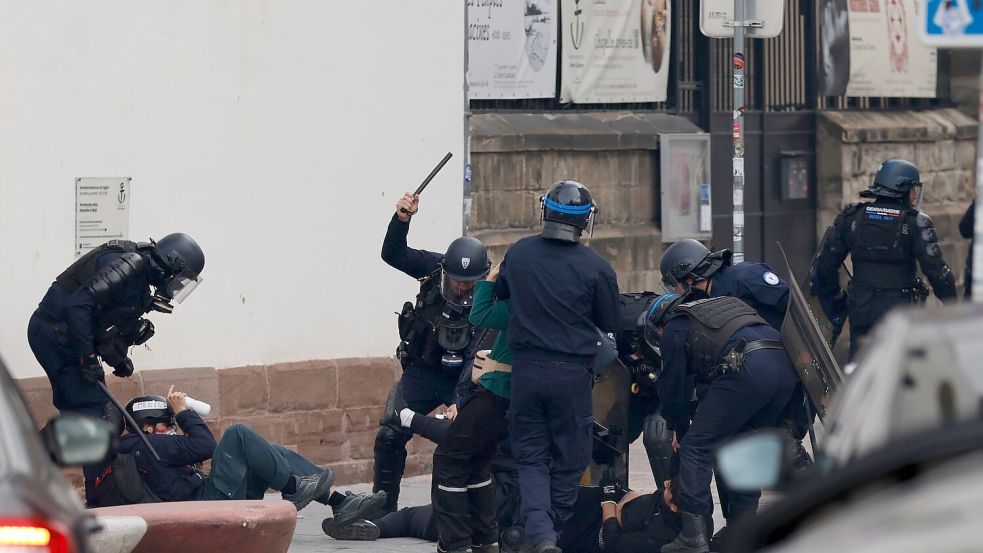 Am Rande der Demonstrationen kam es immer wieder zu Gewalt.  Foto: Jean-Francois Badias/AP/dpa